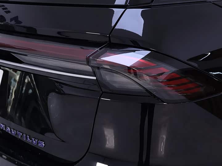 Фото 9 - Lincoln Nautilus