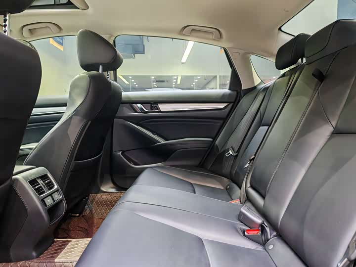 Фото 9 - Honda Accord