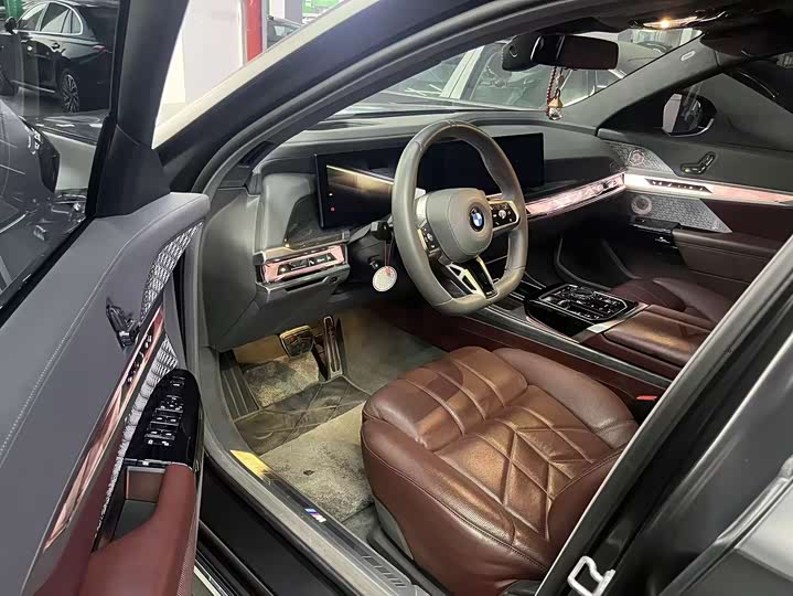 Фото 9 - BMW 7 Series