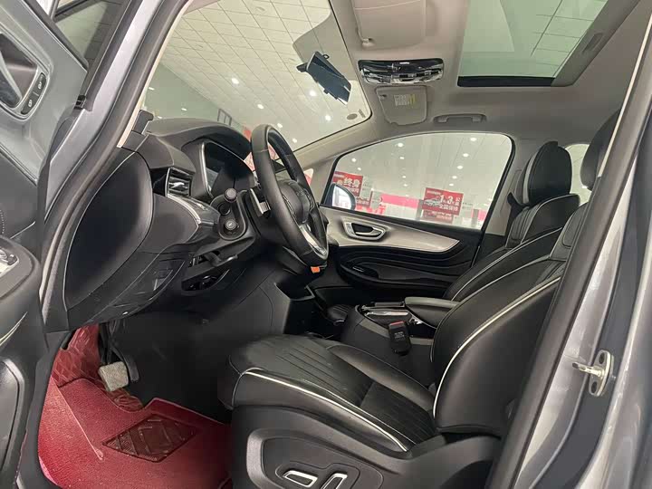 Фото 4 - Roewe iMax 8