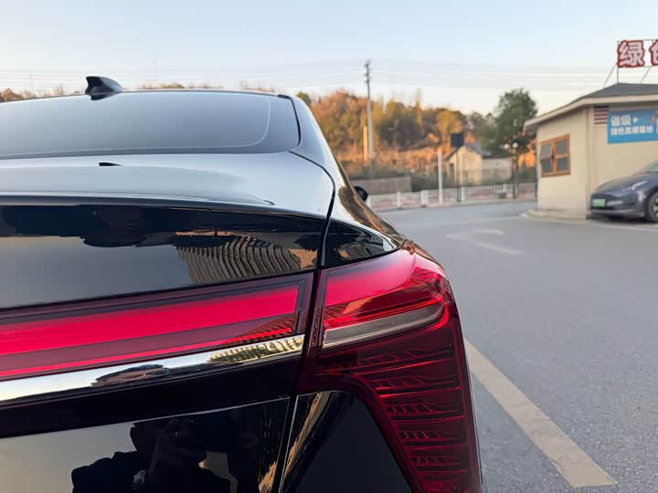 Фото 6 - Hongqi H5