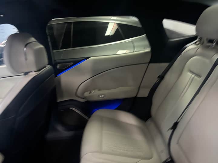 Фото 8 - Zeekr 007