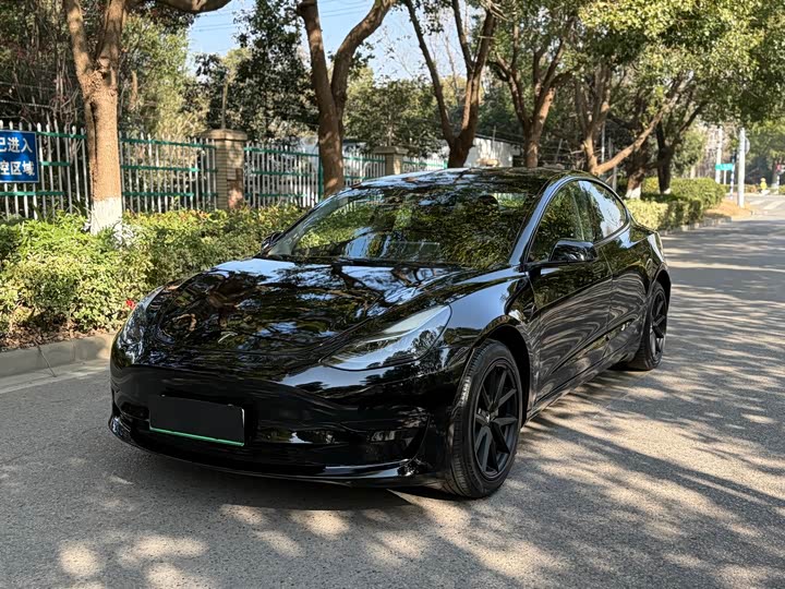 Фото 1 - Tesla Model 3