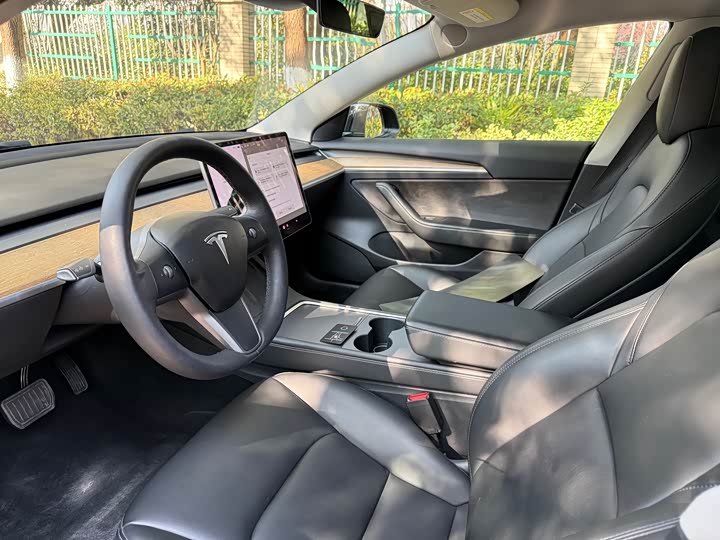 Фото 4 - Tesla Model 3