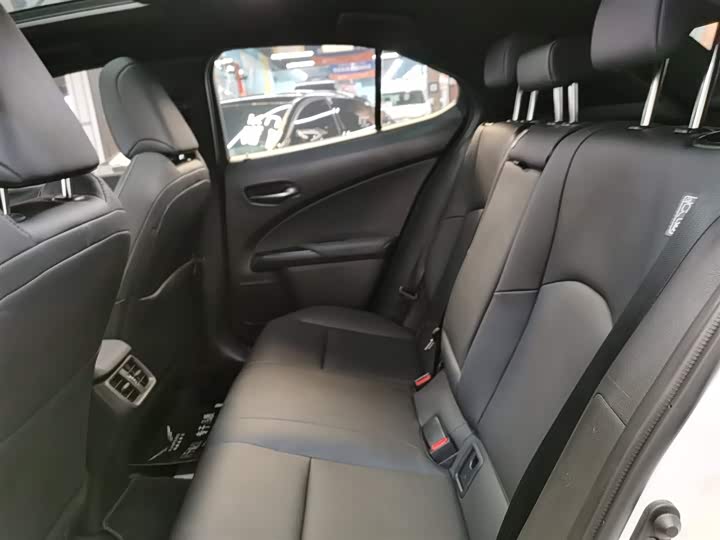 Фото 7 - Lexus UX