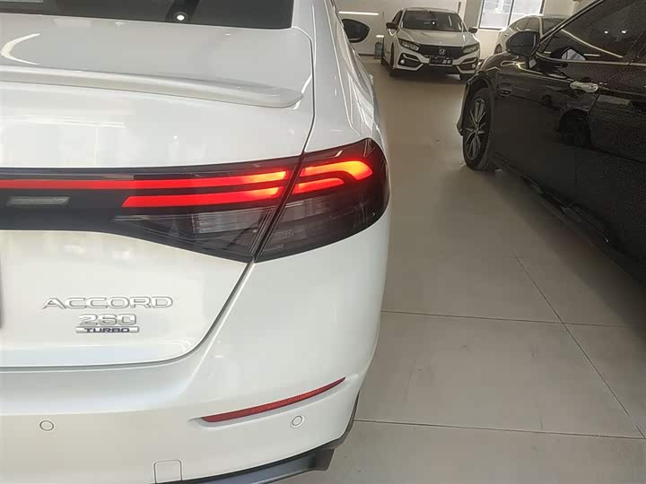 Фото 8 - Honda Accord