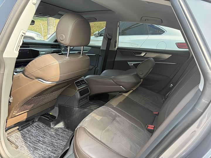 Фото 9 - Audi A7L