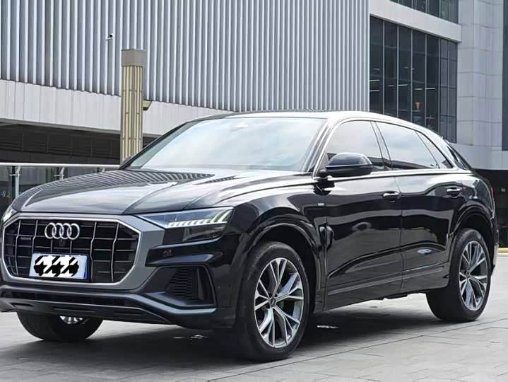 Фото 1 - Audi Q8