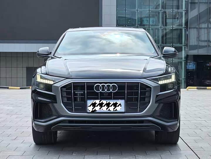 Фото 2 - Audi Q8