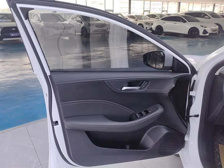 Фото 7 - Roewe i5