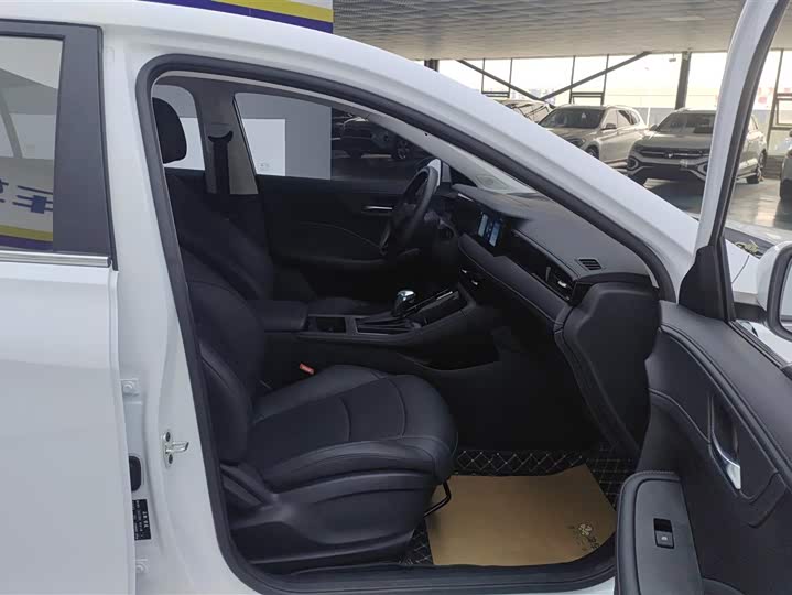 Фото 8 - Roewe i5