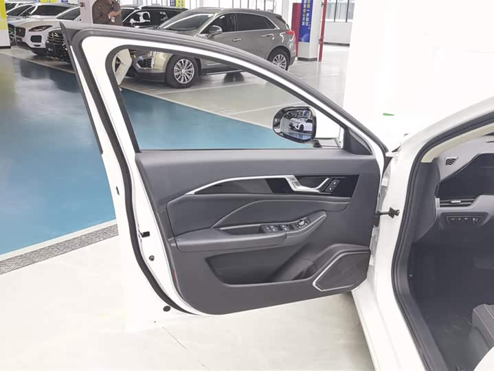 Фото 7 - Bestune B70