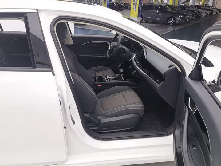 Фото 8 - Bestune B70