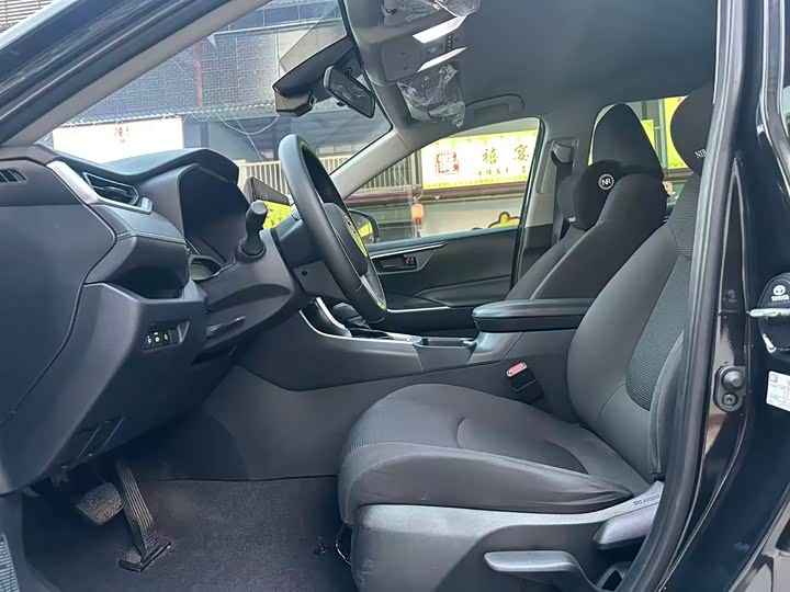 Фото 4 - Toyota RAV4