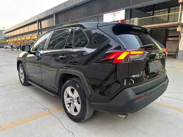 Фото 7 - Toyota RAV4