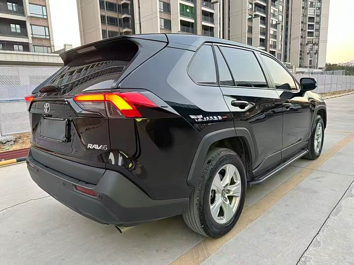 Фото 9 - Toyota RAV4