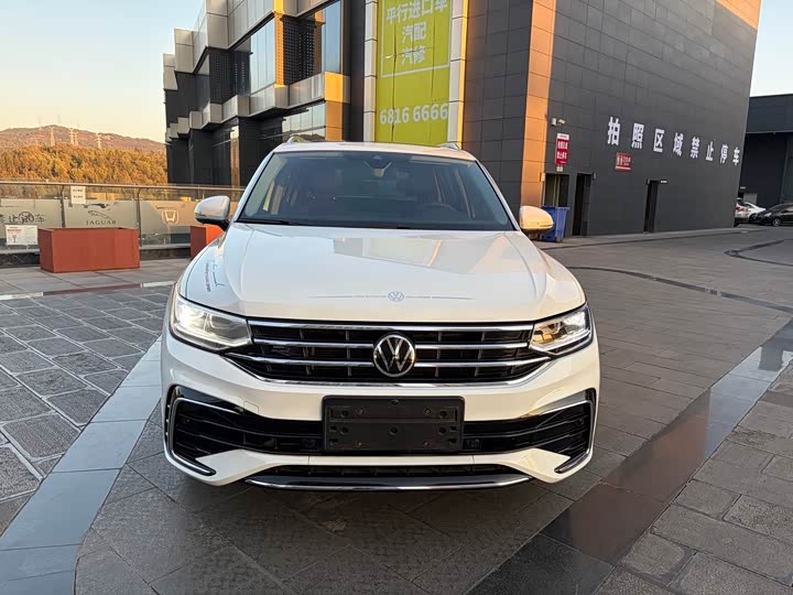 Фото 2 - Volkswagen Tiguan L Pro