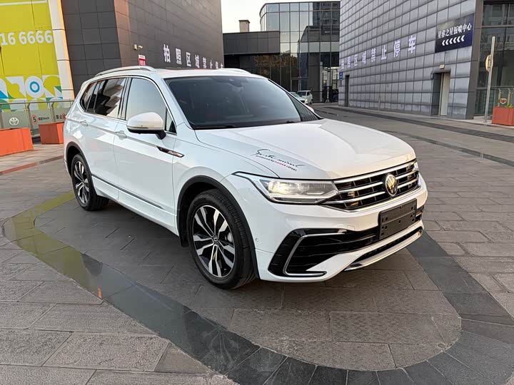Фото 3 - Volkswagen Tiguan L Pro