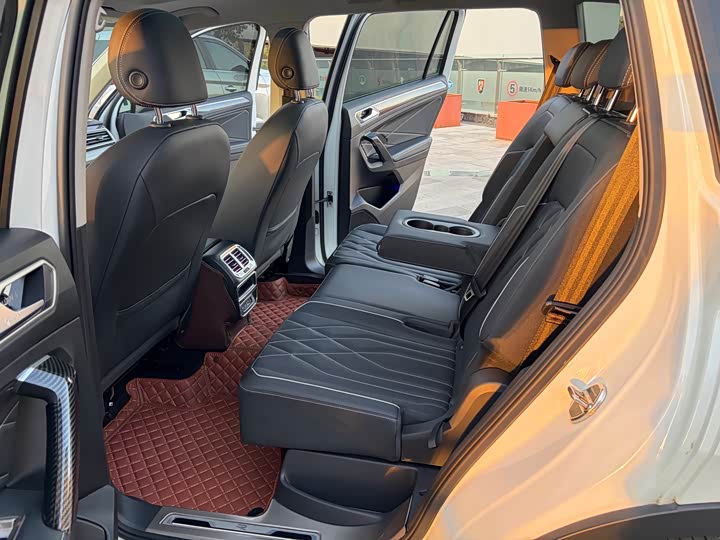 Фото 8 - Volkswagen Tiguan L Pro