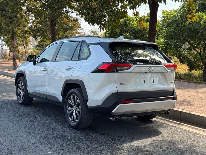 Фото 4 - Toyota RAV4