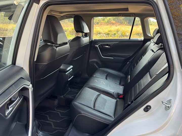 Фото 6 - Toyota RAV4