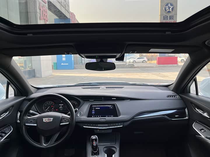 Фото 7 - Cadillac XT4