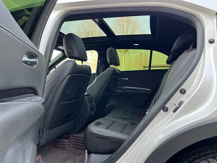 Фото 9 - Cadillac XT4