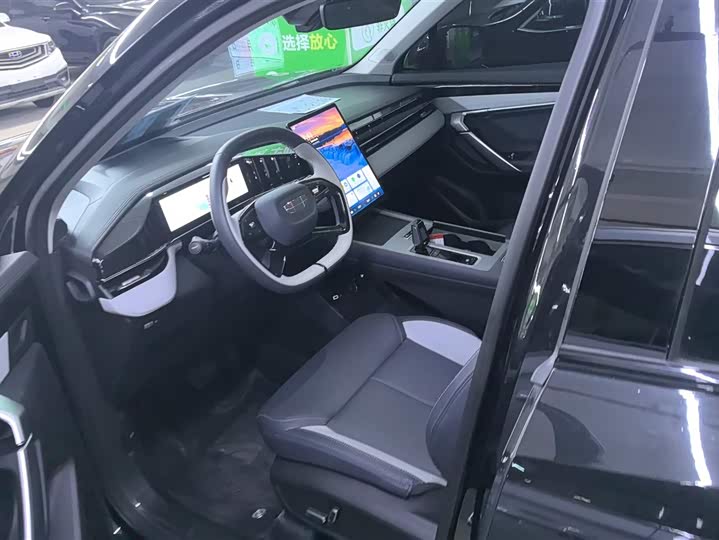 Фото 9 - Geely Atlas L