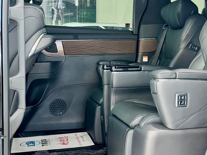 Фото 5 - Toyota Vellfire