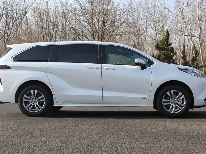 Фото 8 - Toyota Sienna