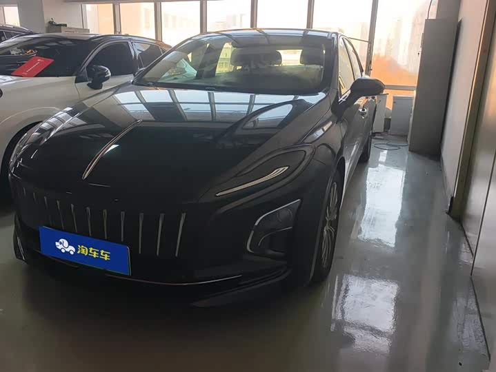 Фото 1 - Hongqi E-QM5