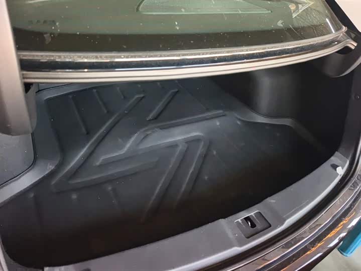 Фото 4 - Hongqi E-QM5