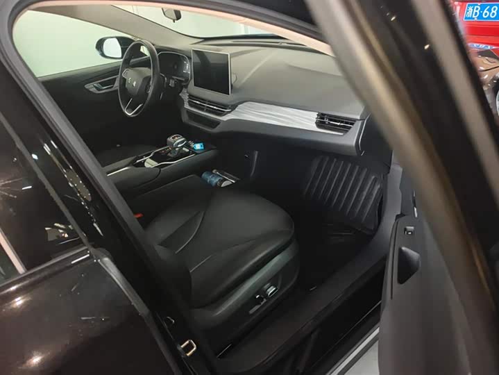 Фото 8 - Hongqi E-QM5