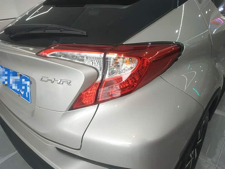 Фото 8 - Toyota C-HR