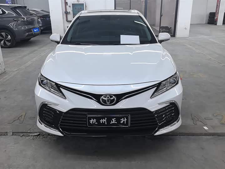 Фото 2 - Toyota Camry