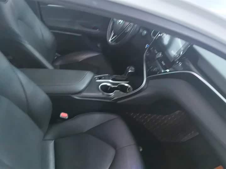 Фото 8 - Toyota Camry