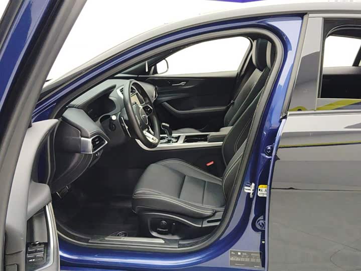 Фото 9 - Jaguar XE L