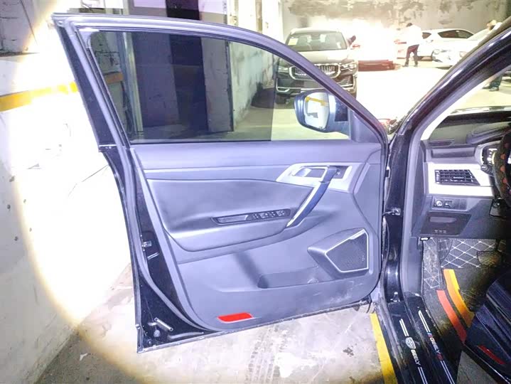 Фото 7 - Geely Atlas