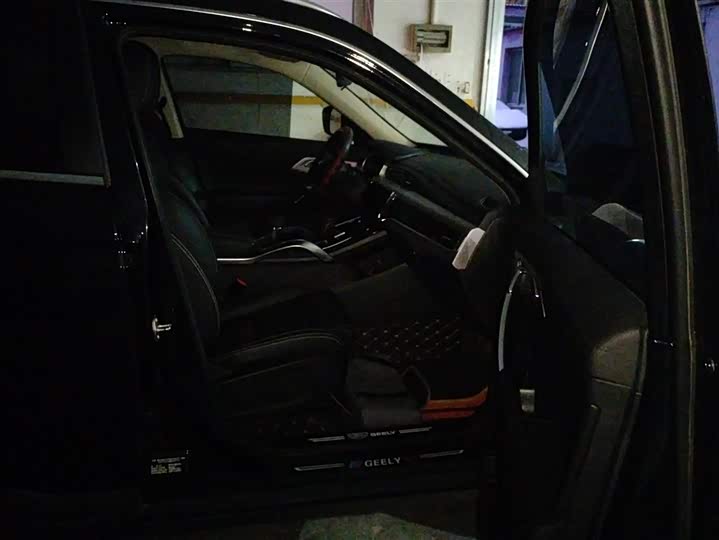 Фото 8 - Geely Atlas