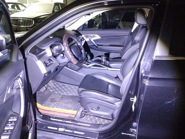 Фото 9 - Geely Atlas