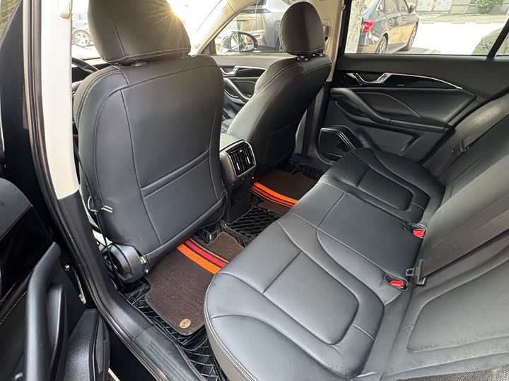 Фото 8 - Bestune B70