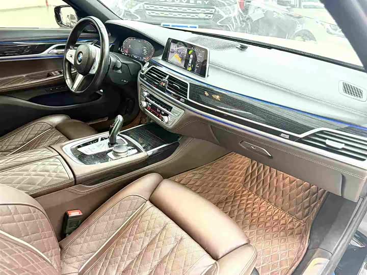 Фото 8 - BMW 7 Series