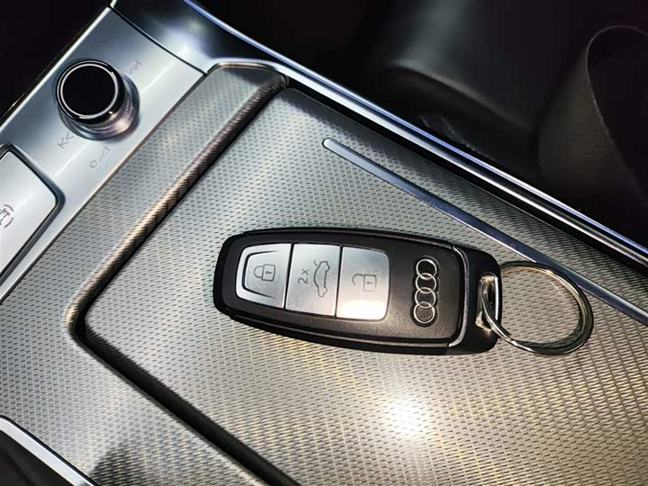 Фото 9 - Audi A6L