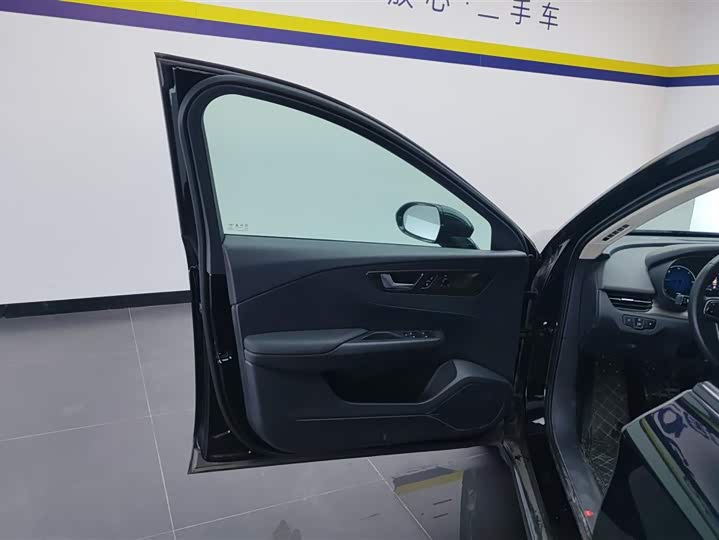 Фото 7 - Hongqi E-QM5