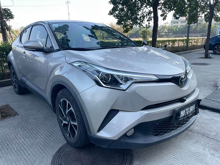 Фото 3 - Toyota C-HR