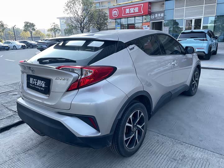 Фото 8 - Toyota C-HR