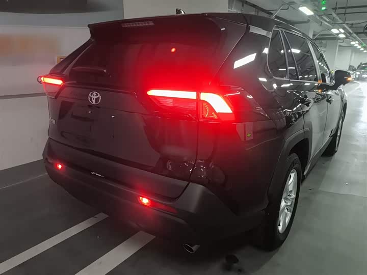 Фото 7 - Toyota RAV4
