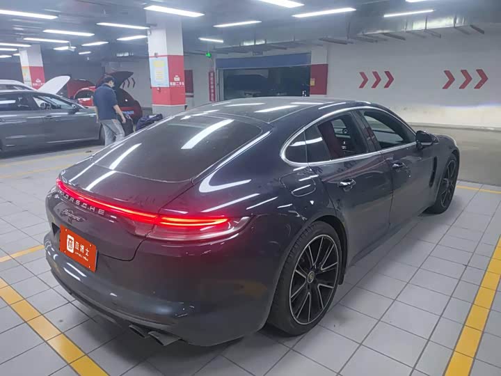 Фото 3 - Porsche Panamera