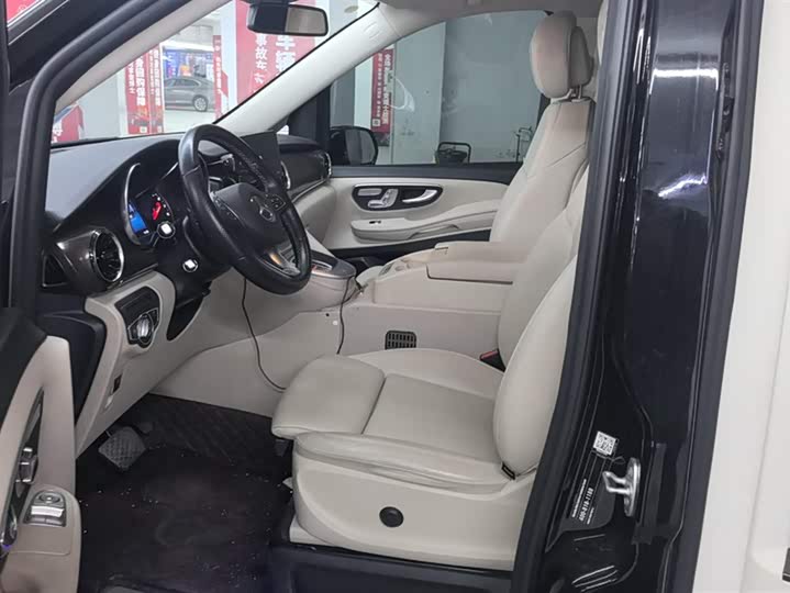 Фото 9 - Mercedes-Benz V-Class