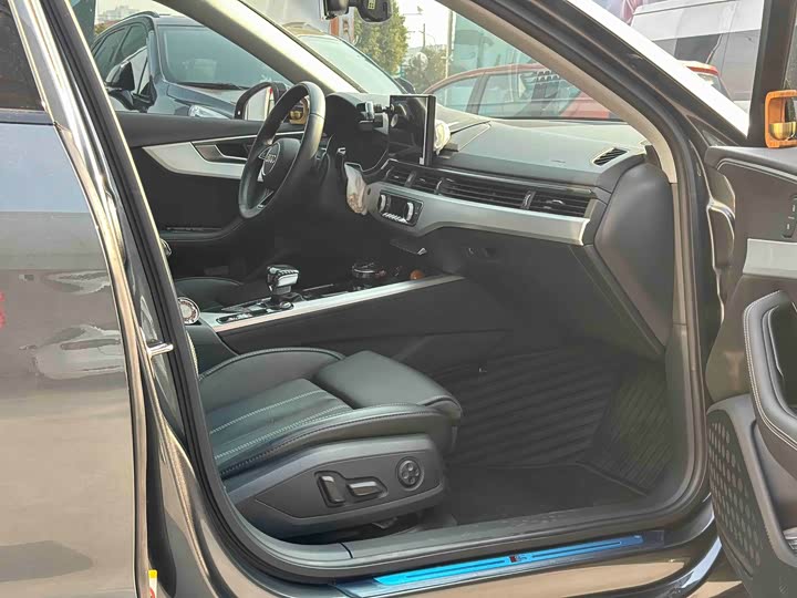 Фото 6 - Audi A4L